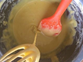 炫彩戚风这么做最好吃,加入过筛的低筋面粉，如果发现混合蛋黄糊有颗粒，可以在此用手动打蛋器搅匀
