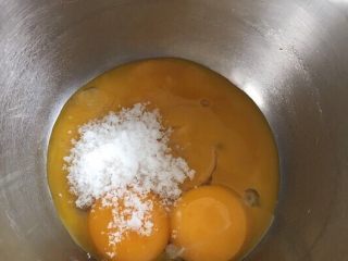 炫彩戚风这么做最好吃,蛋黄里加入白砂糖20克，搅拌均匀；

