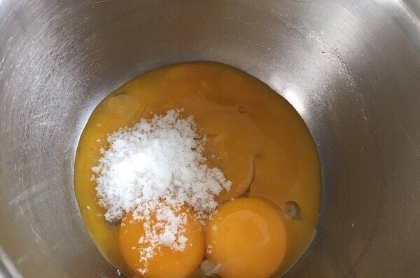炫彩戚风这么做最好吃,蛋黄里加入白砂糖20克，搅拌均匀；

