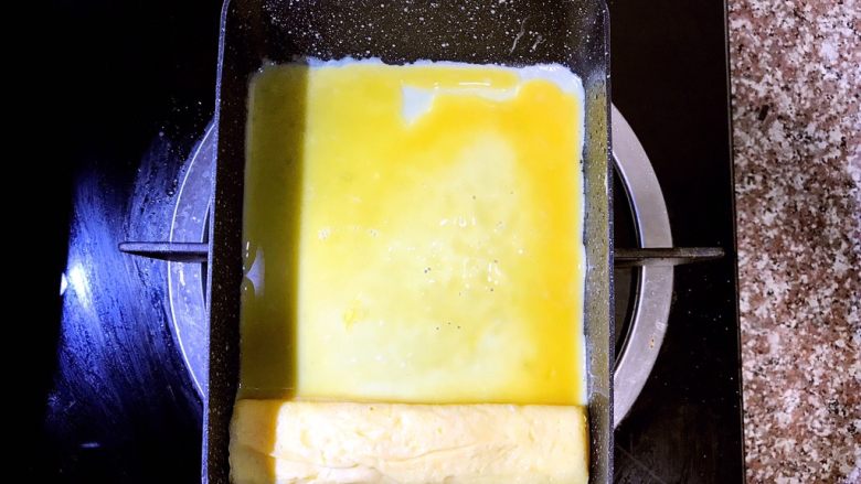 日式厚蛋烧,倒入蛋液的时候要注意刚卷好的蛋卷下方也要用筷子拨开让蛋液流入其底部哦