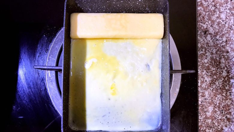 日式厚蛋烧,后续每次倒入蛋液的时候要记得让蛋液流入刚卷好的蛋卷底部哦