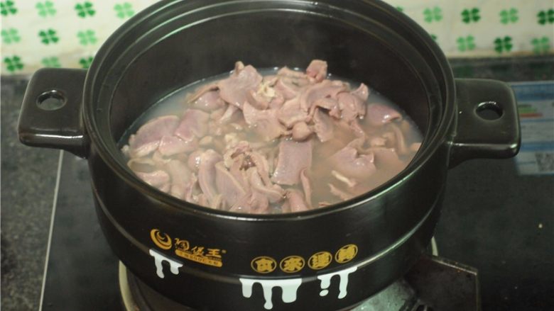 无肉不欢+干烧猪心,砂锅倒入半锅水，将猪心片倒进去