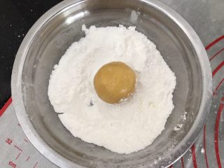 中式月饼～莲蓉&豆沙蛋黄月饼,然后搓圆滑，放到玉米淀粉碗，表面均匀薄薄地沾一层粉，以免粘模