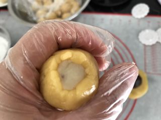中式月饼～莲蓉&豆沙蛋黄月饼,利用手的虎口处慢慢把饼皮往上推至收口，收口处一定要收紧抹平
