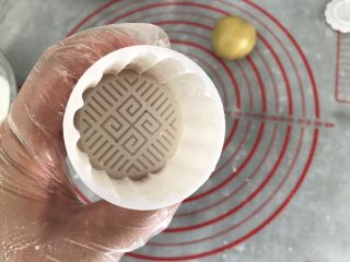 中式月饼～莲蓉&豆沙蛋黄月饼,模具也均匀抹上一点粉