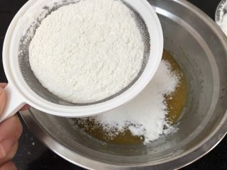 中式月饼～莲蓉&豆沙蛋黄月饼,筛入中筋面粉