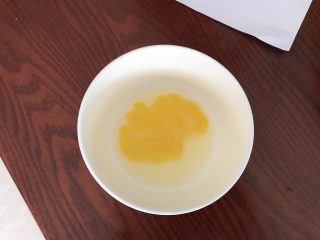 中式月饼～莲蓉&豆沙蛋黄月饼,接下来准备刷面的蛋液
半个蛋黄+1/8的蛋清+6g的清水，搅拌均匀