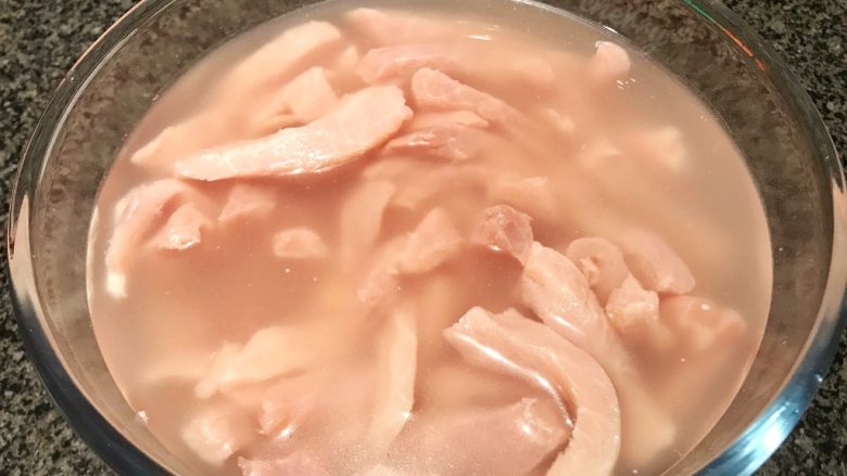 无肉不欢+麻辣猪肉条,把切完的猪肉放入清水中浸泡10分钟（牛肉浸泡时间需要更久些），
