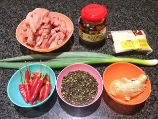 无肉不欢+麻辣猪肉条,准备食材：猪柳1000g（牛柳也可以哒😄）+花椒+朝天椒+生姜+葱+郫县豆瓣酱+白芝麻，