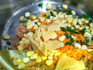 泡菜煎饼,把泡菜 胡萝卜 玉米粒 鸡蛋  葱  芝士片掰粹放到一起