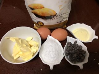 葡萄干奶酥,所以食材准备好，低筋面粉、鸡蛋黄、黄油、葡萄干，白糖、奶粉