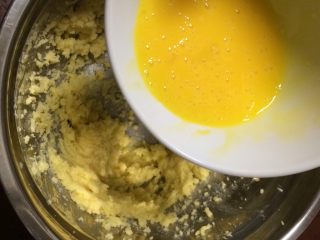 葡萄干奶酥,2个鸡蛋黄先打散，然后分两次加入黄油里打至融合细腻，这是第一次加入蛋黄液