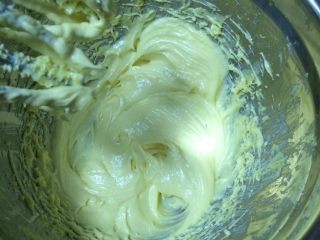 葡萄干奶酥,第二次加入蛋黄打发至细腻光滑的乳白色状