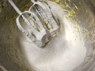 葡萄干奶酥,筛入低筋面粉，用手揉成面团就可以