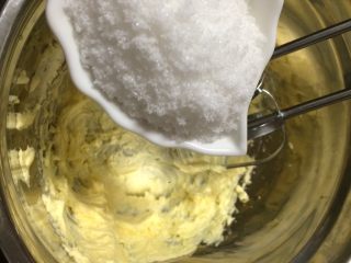 葡萄干奶酥,加入白糖继续搅打至顺滑无颗粒感