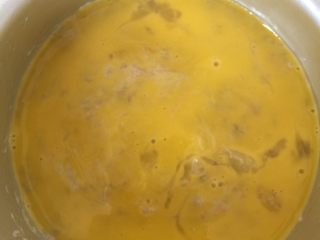 Q弹虾糕,还记得分离出来的蛋黄吗？没错就是用来倒在虾泥表面做成金黄色的表面的