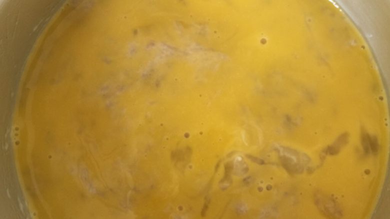 Q弹虾糕,还记得分离出来的蛋黄吗？没错就是用来倒在虾泥表面做成金黄色的表面的