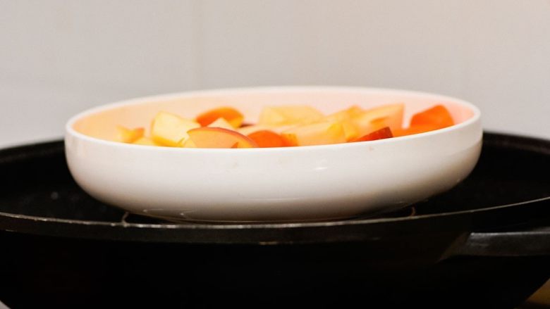 胡萝卜苹果的果丹皮,胡萝卜和苹果一起热水锅内蒸熟。15分钟。