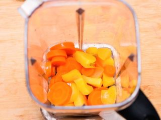 胡萝卜苹果的果丹皮,蒸熟后，晾凉，放入料理机内搅拌成糊。可以多搅拌几次，尽可能的细腻。
