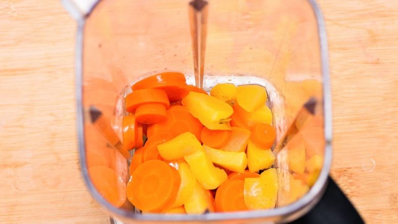 胡萝卜苹果的果丹皮,蒸熟后，晾凉，放入料理机内搅拌成糊。可以多搅拌几次，尽可能的细腻。
