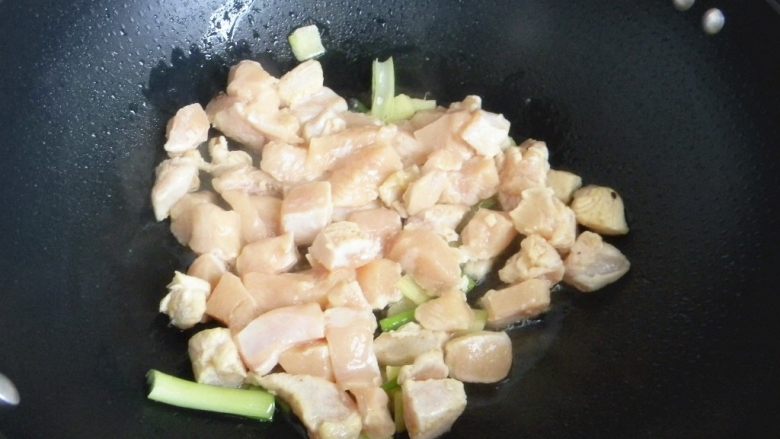 栗子鸡块,
把腌渍好的鸡胸肉入锅炒