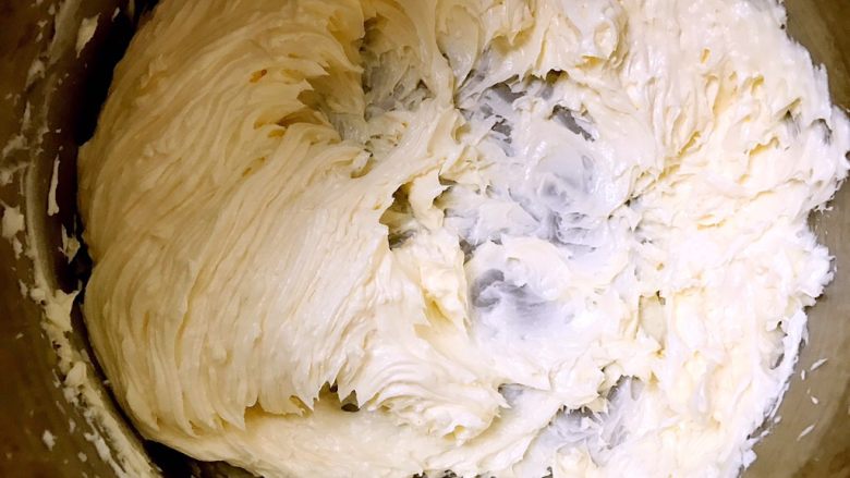 百香果磅蛋糕,这是第一次蛋液加入后打发融合的黄油状态。一定要少量多次加入，每加入一次蛋液都要高速完全打发融合蓬松，不然油水分离那你的磅蛋糕就宣告失败了哦