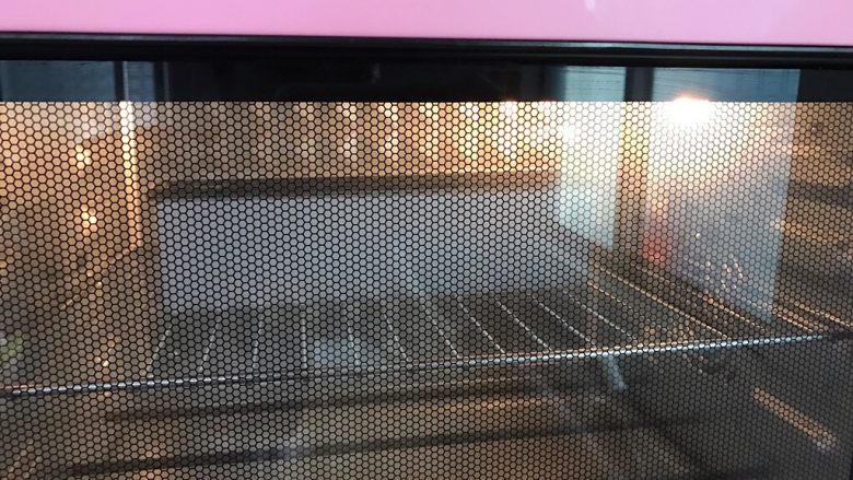 百香果磅蛋糕,放入预热好的烤箱中下层170度上下火烤50分钟左右