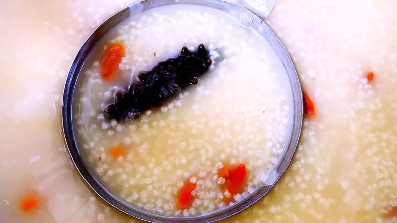 海参枸杞小米粥,小米熬制成开花状并且粘稠状即可出锅享用喽