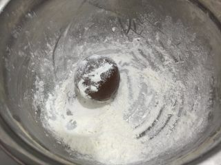 高颜值的广式月饼,放入面粉里滚一圈，拿出拍掉多余的面粉