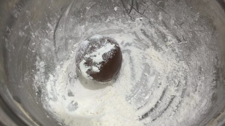 高颜值的广式月饼,放入面粉里滚一圈，拿出拍掉多余的面粉