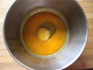 黑芝麻蛋黄饼干,将1个鸡蛋、3个蛋黄，放入无油无水打蛋盆中。