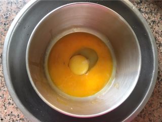 黑芝麻蛋黄饼干,在打蛋盆底下坐一盆温水。
