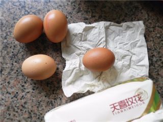 黑芝麻蛋黄饼干,鸡蛋先常温放一段时间，用纸巾擦净外壳。