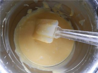 黑芝麻蛋黄饼干,筛入低筋面粉拌匀。