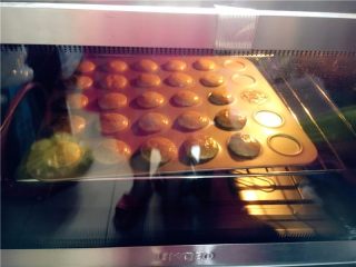 黑芝麻蛋黄饼干,我的UKOEO HBD-5002烤箱上下火、中层，烤15分钟左右，表面上色即可出炉。出炉后晾凉后脱模。