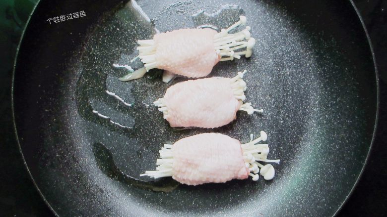 荷包鸡翅,平底锅刷一层薄油，烧热锅，把鸡翅排进锅中