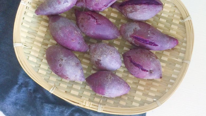 自制紫薯粉,蒸熟后的紫薯稍微晾凉