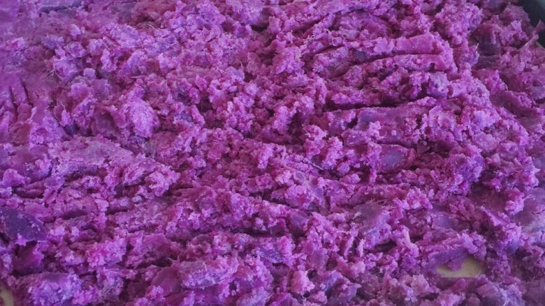 自制紫薯粉,均匀的铺开薄厚均匀