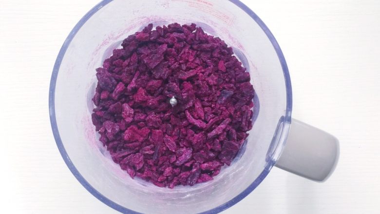 自制紫薯粉,将烤好的紫薯掰成小块放入料理机（这个时候才知道破壁机的重要 因为破壁机真的比搅拌机省事儿）