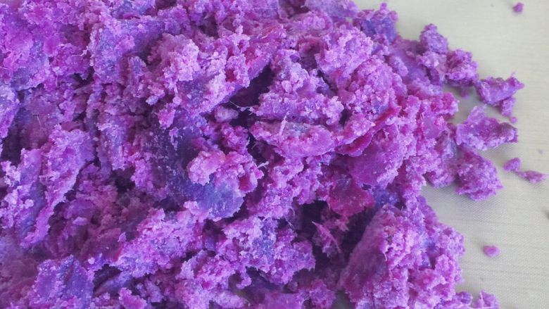自制紫薯粉,倒入紫薯泥
