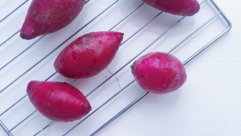 自制紫薯粉,食材准备：准备大小差不多的紫薯10个