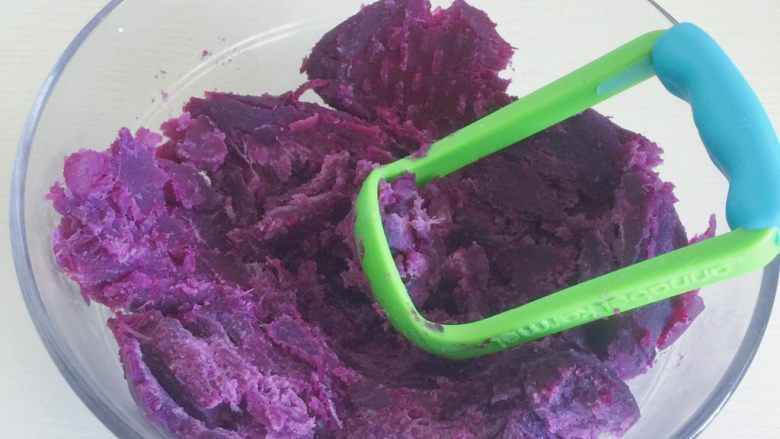自制紫薯粉,用研磨勺捣成泥状