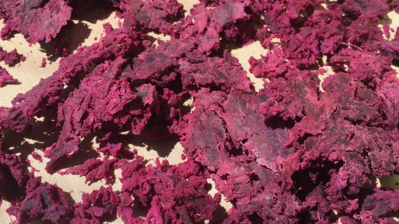 自制紫薯粉,中途需要翻面  都要干透 才不容易回潮