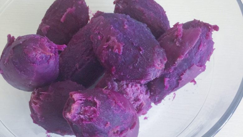 自制紫薯粉,将剥好的紫薯仔放进干净的大碗