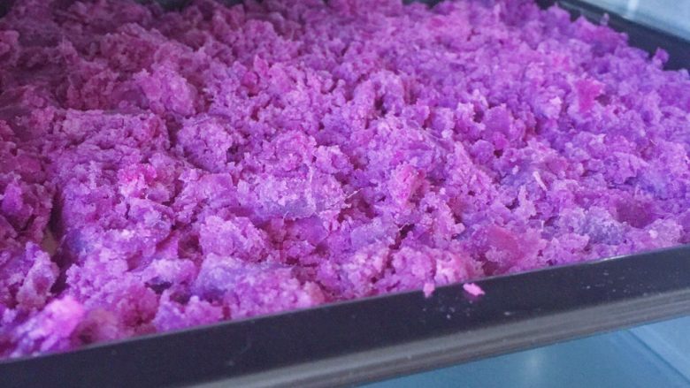 自制紫薯粉,放入烤箱 上下管100度烤90分钟左右
（烤制的时间按照紫薯量来决定  低温烘烤）