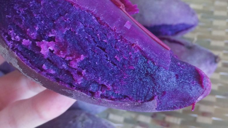 自制紫薯粉,紫薯在蒸的过程会炸开外皮 很容易就能够去皮