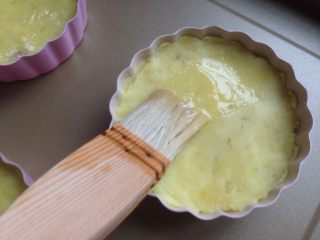 奶香红薯派,剩余的蛋黄加一丁点水调匀，用毛刷刷表面