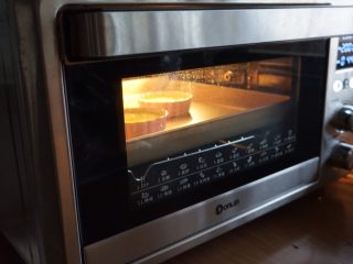 奶香红薯派,放入已经预热到200度的东菱K40C烤箱，倒数第二层，烘烤15分钟，至表面上色