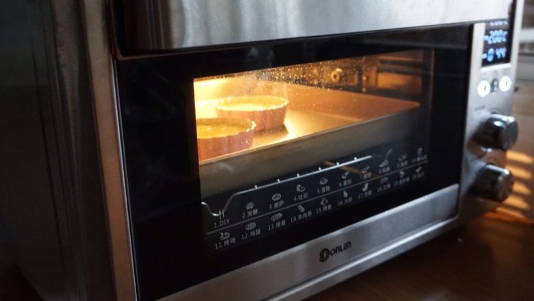 奶香红薯派,放入已经预热到200度的东菱K40C烤箱，倒数第二层，烘烤15分钟，至表面上色