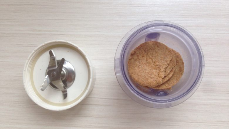 奶香红薯派,消化饼干用研磨机打成粉状，也可以将饼干放进厚实的保鲜袋里，用擀面棍擀压